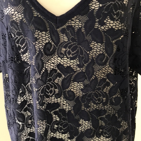 TORRID Size 2 navy lace Short Sleeve V-Neck top - Picture 2 of 9